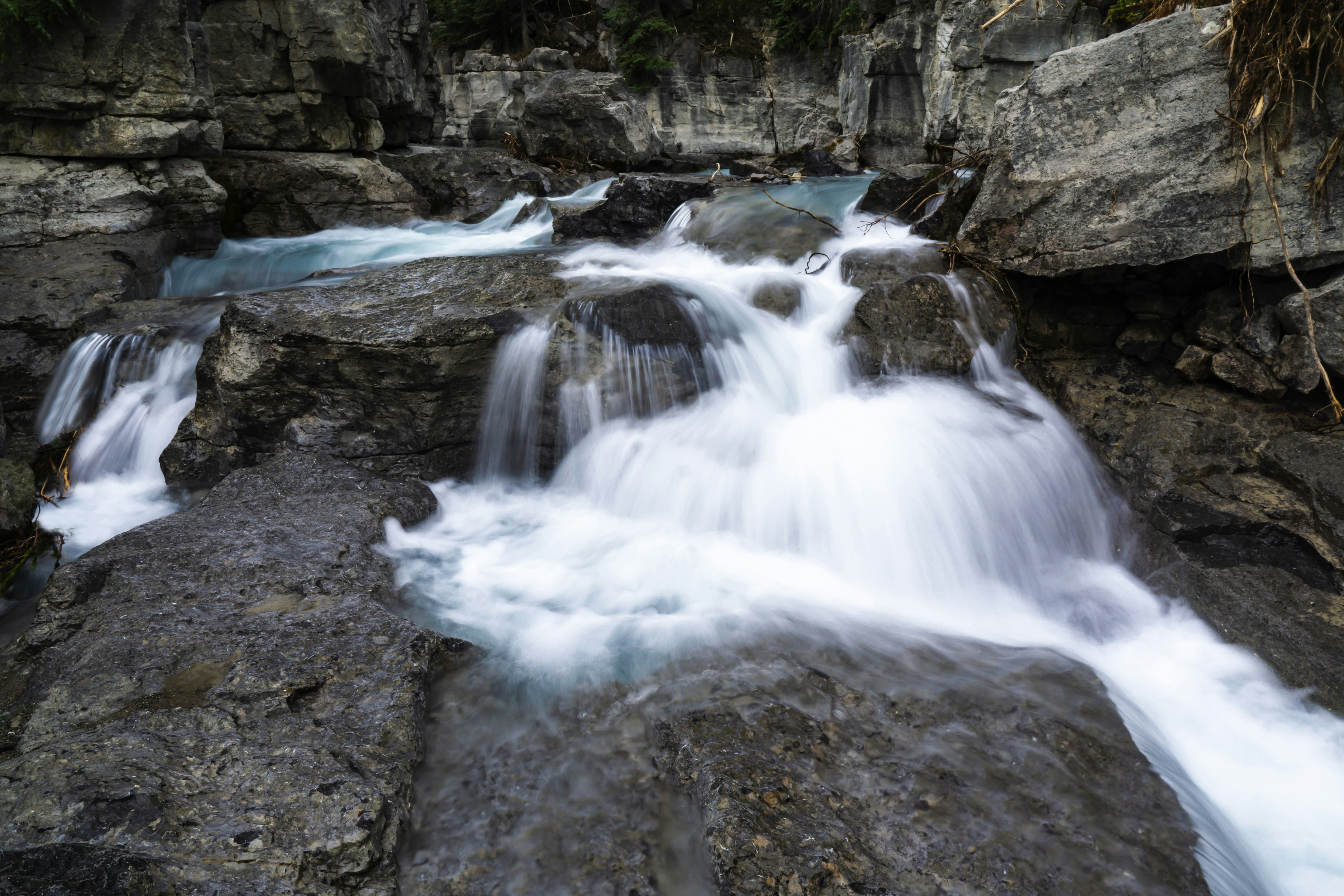 Source d'eau naturelle dans les montagnes